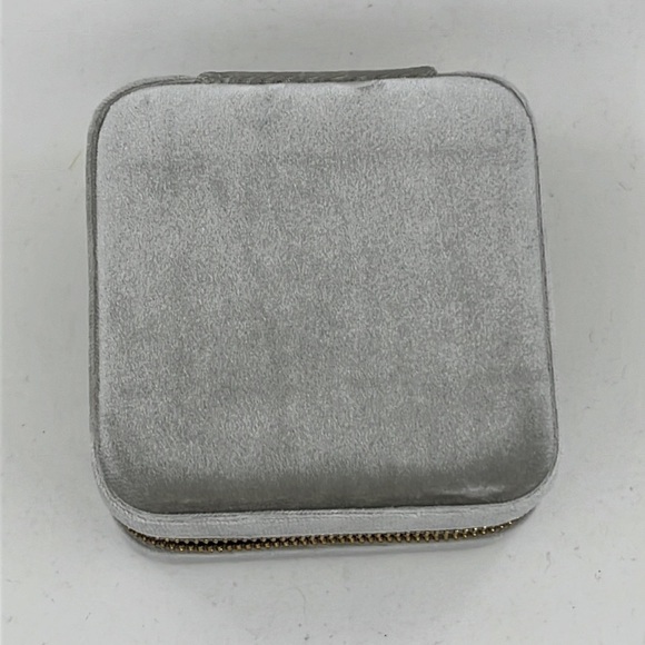 Velvet Sage: The Ultimate Travel Jewelry Box for Wanderlust Fashionistas! - Picture 9 of 13